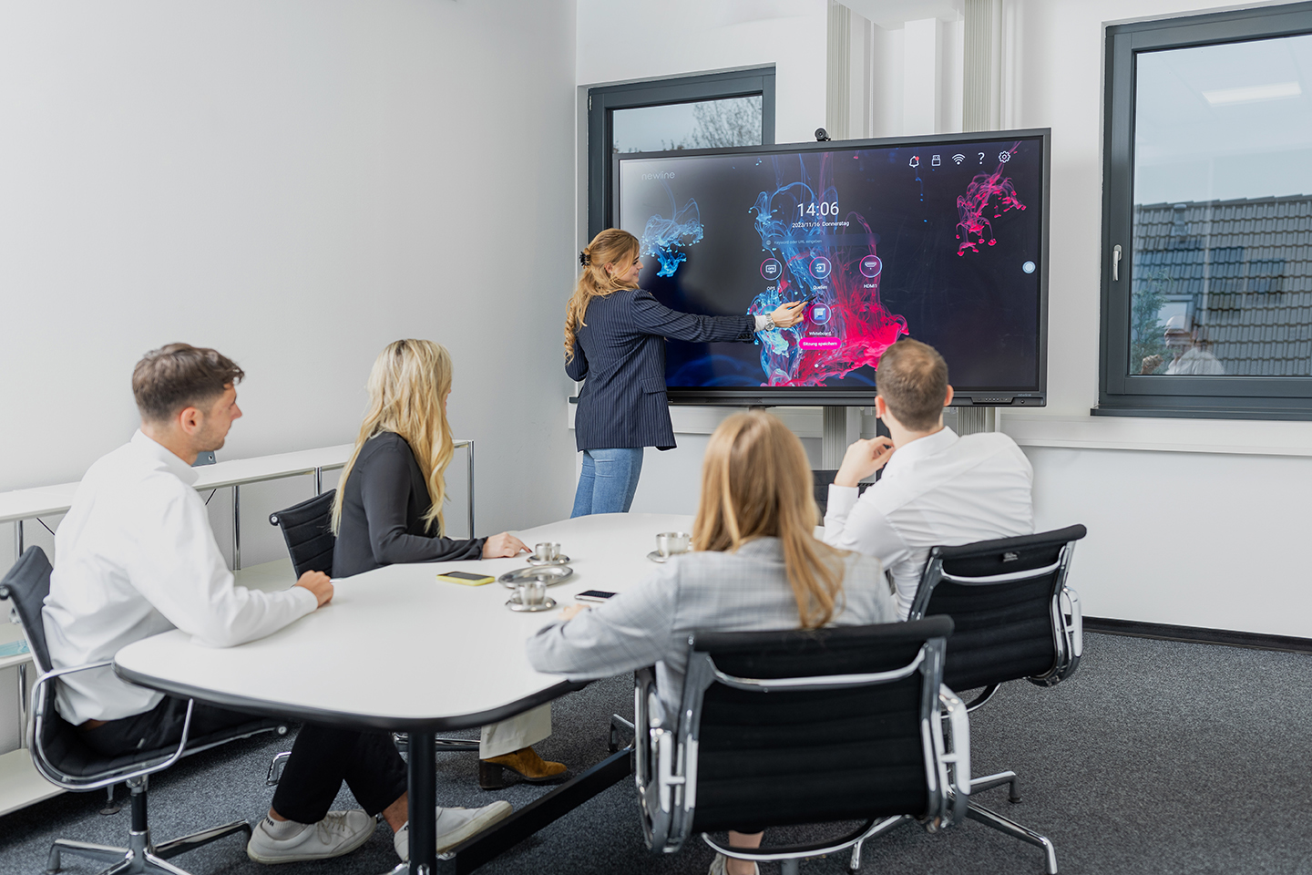 ELARA Premium Touch Display 75 Zoll inkl. Kamera & Mikrofon