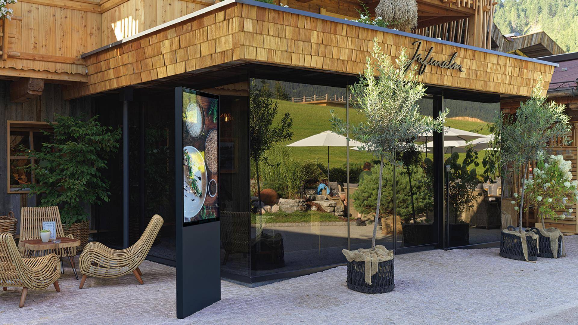 Werbetafel Outdoor: Wetterfest. Schlank. Eindrucksvoll. 55 Zoll (optional bis 75 Zoll)